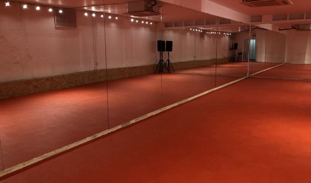 Фотография Красный зал для танцев 64 кв.м. в RaiSky