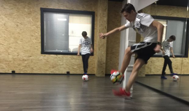 Фотография Футбольный фристайл и футбольная техника