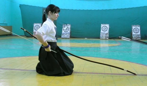 Фотография Кюдо - искусство стрельбы из ассиметричного японского лука.