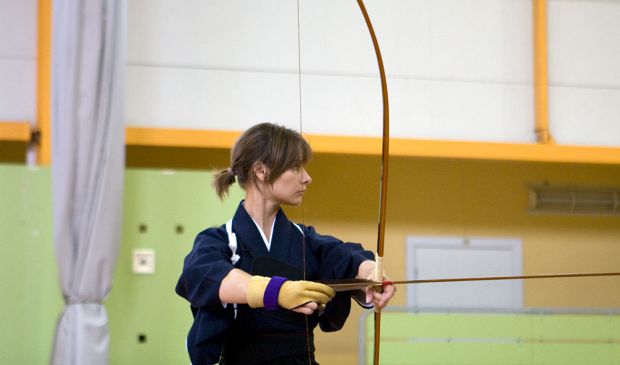 Фотография Кюдо - искусство стрельбы из ассиметричного японского лука.