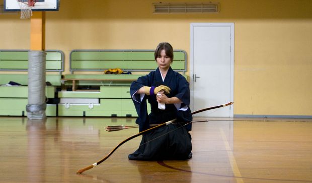 Фотография Кюдо - искусство стрельбы из ассиметричного японского лука.