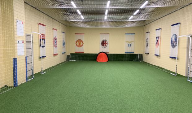 Фотография Футбольный манеж 18х8 в спортивном центре FootBe