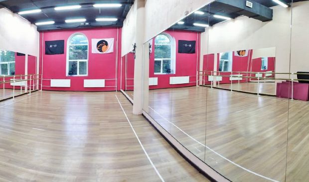 Фотография Просторный зал для занятий танцами, йогой и боевыми искусствами (72 кв.м)