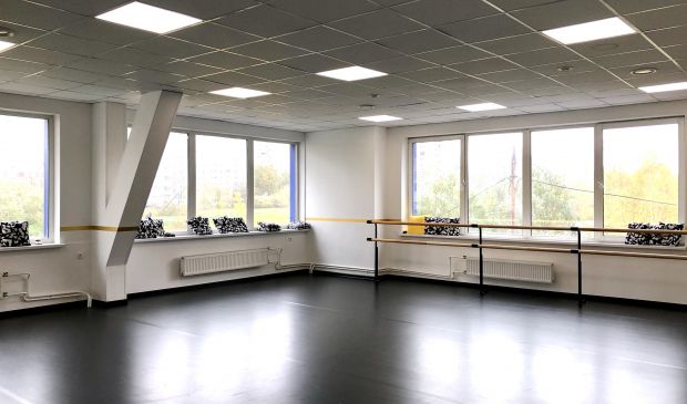 Фотография Зал 70м2 с зеркалами и ламинатом