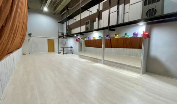 Фотография Зал 80 кв м для танцев, растяжки и гимнастики с высокими потолками