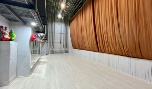 Фотография Зал 80 кв м для танцев, растяжки и гимнастики с высокими потолками