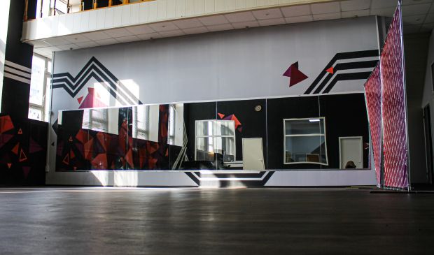 Фотография Зал 100 кв.м. для танцев, стретчинга, гимнастики и йоги с высокими потолками 