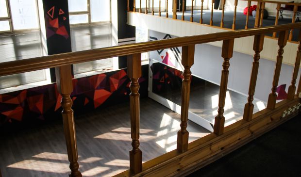 Фотография Зал 100 кв.м. для танцев, стретчинга, гимнастики и йоги с высокими потолками 