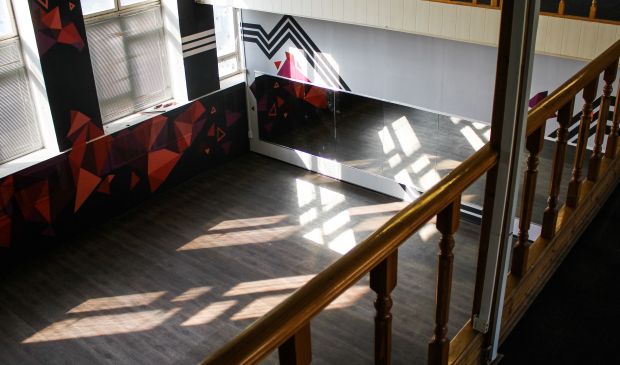 Фотография Зал 100 кв.м. для танцев, стретчинга, гимнастики и йоги с высокими потолками 