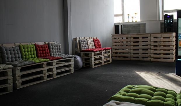 Фотография Зал 100 кв.м. для танцев, стретчинга, гимнастики и йоги с высокими потолками 