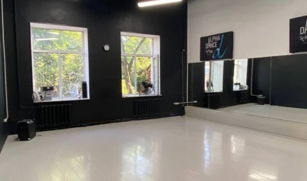 Фотография Черно-белый зал 50 кв.м. в Alpha Dance School