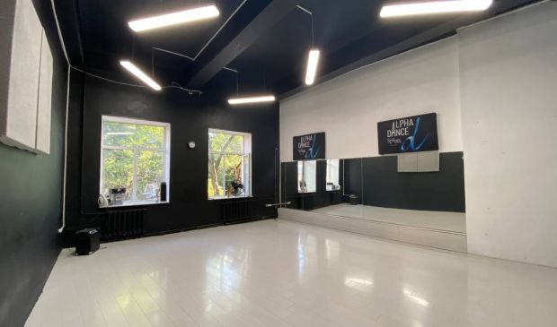 Фотография Черно-белый зал 50 кв.м. в Alpha Dance School