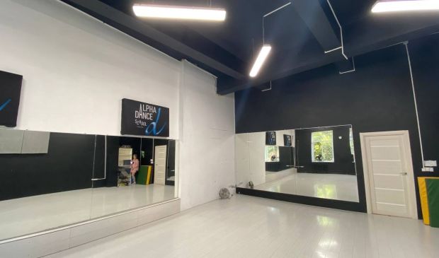 Фотография Черно-белый зал 50 кв.м. в Alpha Dance School