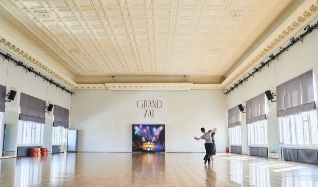 Фотография Большой зал с дубовым паркетом 