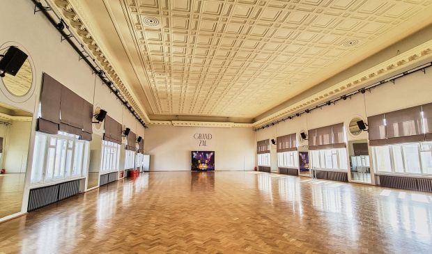 Фотография Большой зал с дубовым паркетом 