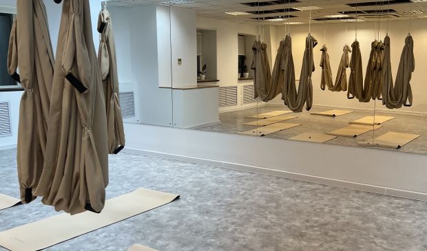 Фотография Зал 73 кв.м с зеркалами и гамаками 