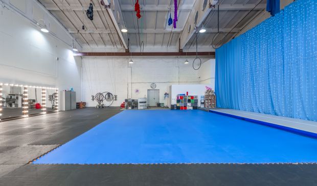 Фотография Зал для худ гимнастики, черлидинга, жонглёрства, капоейра - высота 9 метров