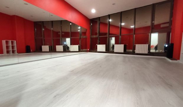 Фотография Красный танцевальный зал 30 кв.м. 