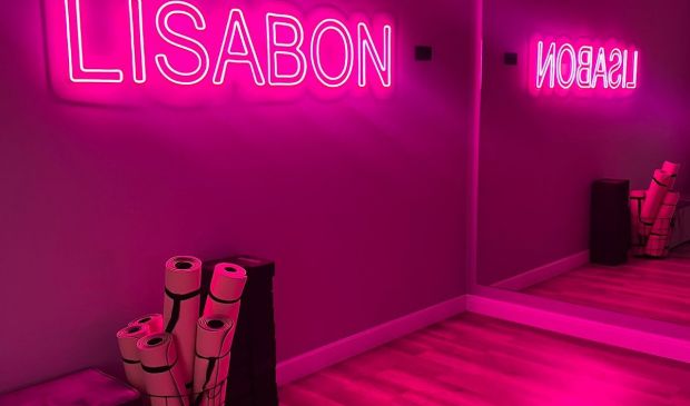 Фотография Studio 1. Зал 57 кв.м. с неоновой подсветкой 