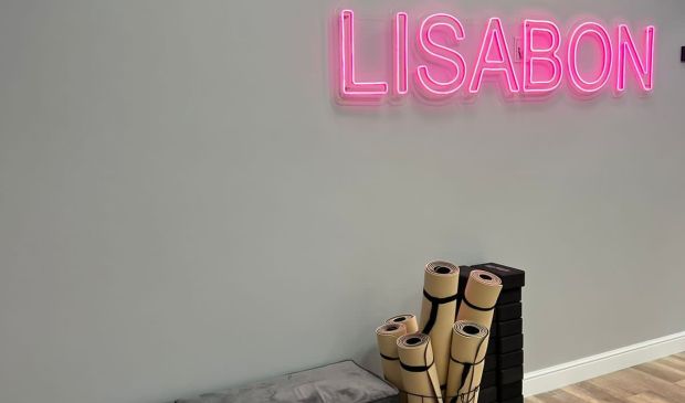 Фотография Studio 1. Зал 57 кв.м. с неоновой подсветкой 