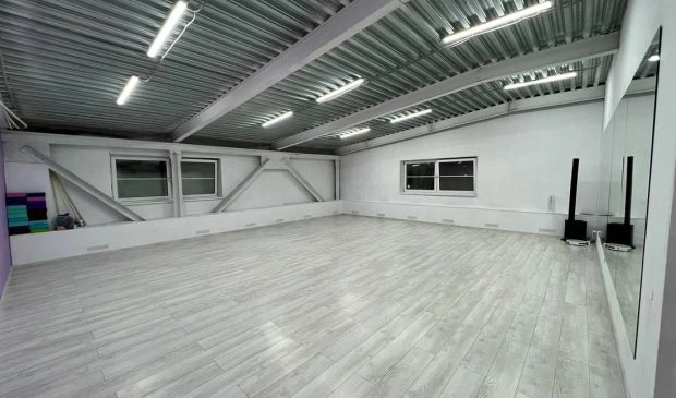 Фотография Светлый зал с зеркалами 85 кв.м. в клубе чир-спорта 