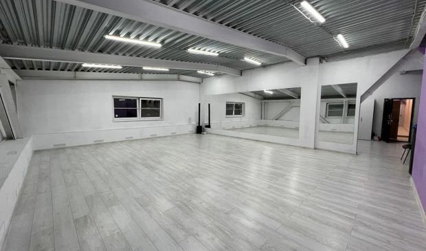 Фотография Светлый зал с зеркалами 85 кв.м. в клубе чир-спорта 