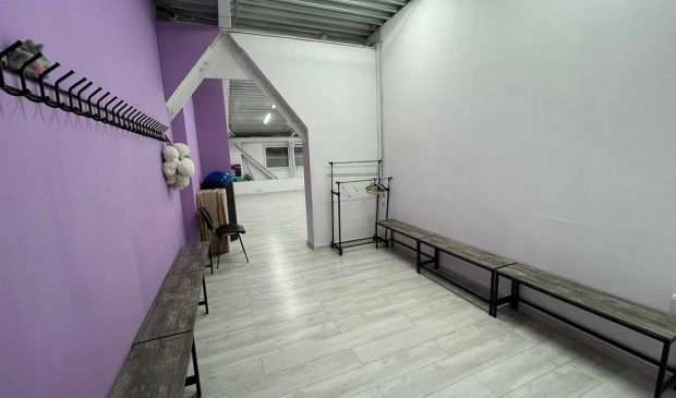 Фотография Светлый зал с зеркалами 85 кв.м. в клубе чир-спорта 