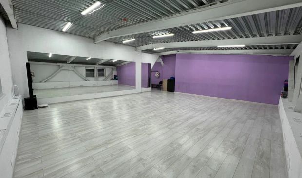 Фотография Светлый зал с зеркалами 85 кв.м. в клубе чир-спорта 