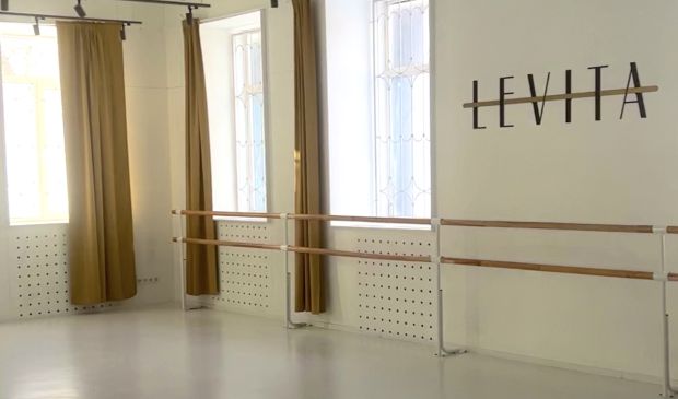 Фотография Зал 40 кв.м. с балетным покрытием LEVITA