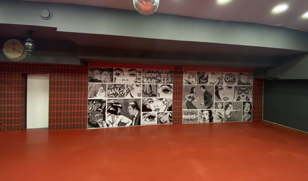 Фотография Красный зал для танцев в студии 5Life