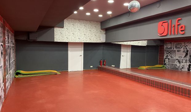 Фотография Красный зал для танцев в студии 5Life