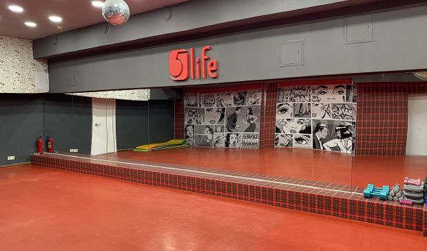 Фотография Красный зал для танцев в студии 5Life