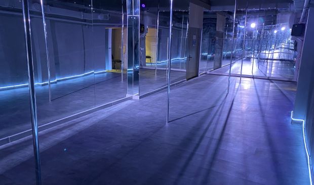 Фотография Пилонный зал для танцев в студии 5Life