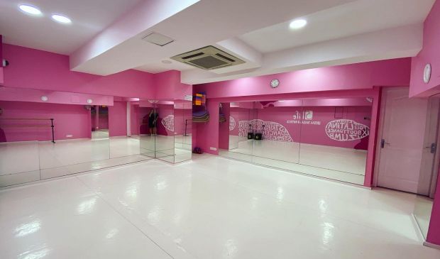 Фотография Розовый зал для танцев в студии 5Life