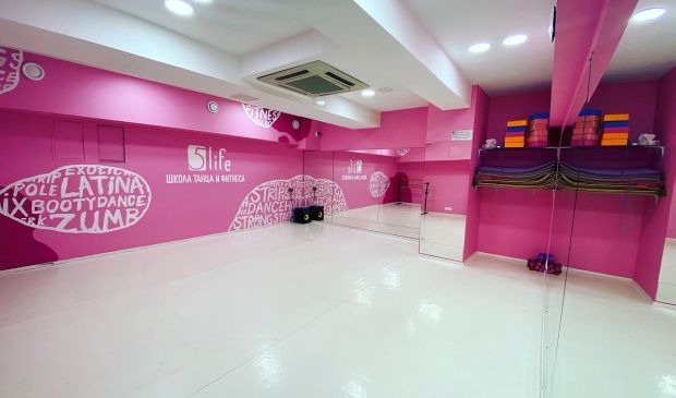 Фотография Розовый зал для танцев в студии 5Life