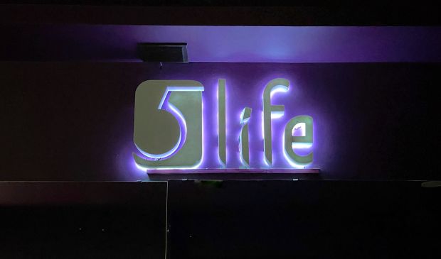 Фотография Фиолетовый зал для танцев в студии 5Life