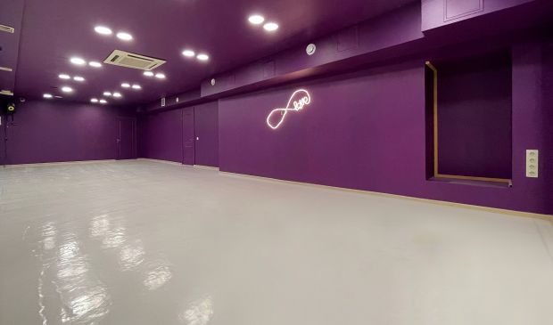 Фотография Фиолетовый зал для танцев в студии 5Life