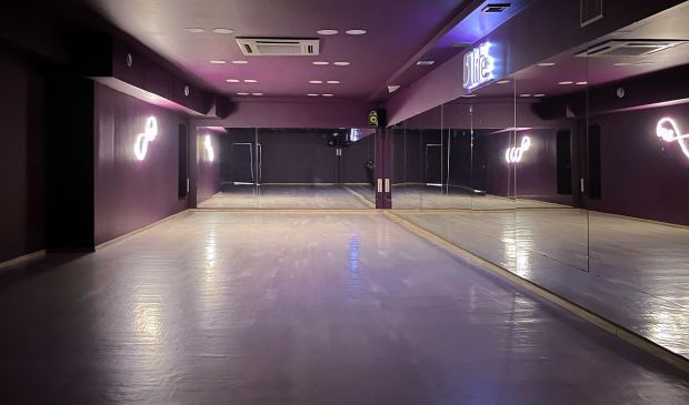 Фотография Фиолетовый зал для танцев в студии 5Life