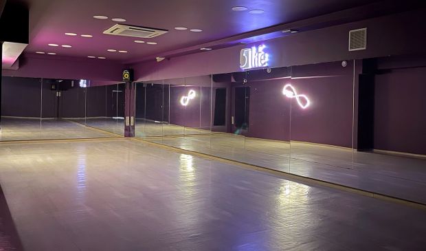 Фотография Фиолетовый зал для танцев в студии 5Life