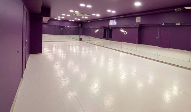 Фотография Фиолетовый зал для танцев в студии 5Life