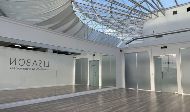 Фотография Studio 2. Зал 60 кв.м. с панорамным окном и крышей 