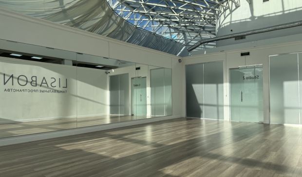 Фотография Studio 2. Зал 60 кв.м. с панорамным окном и крышей 